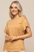 Blusa Visco Crepe na cor bege, com mangas curtas e detalhes em branco, modelo feminino, de verão