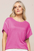 Modelo usando blusa visco crepe rosa com mangas curtas e detalhes em branco, da coleção verão