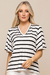 Blusa Crepe Linho Listrado com mangas curtas evasê, em listras pretas e brancas, modelagem confortável.