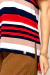 Detalhe da blusa visco listrada em tons de vermelho, azul e bege, mostrando a barra e o logotipo dourado na lateral.
