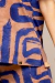 Blusa Wave Estampada em tons de azul e marrom, destacando detalhes de estampa e acabamento.