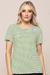 Blusa feminina de verão em visco listrada em verde e off white, com mangas curtas e detalhe de lapela.