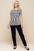 Look confortável e elegante, de blusa visco listrada em marinho e branco, combinada com calças marinho.