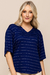 Modelo vestindo blusa visco crepe listrada em azul marinho com listras em bege.