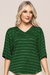 Blusa visco crepe listrada verde com listras em bege, modelo de manga curta, de verão.