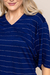 Detalhe da blusa visco crepe listrada azul com detalhes em bege, com decote em V e mangas curtas.
