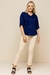 Look de verão, blusa visco crepe listrada azul com detalhes em bege, combinada com calças claras e sandálias.