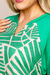 Blusa Visco Crepe Estampada em tons de verde com detalhes em beige, destacando um design moderno e confortável no decote