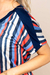 Detalhe da blusa Visco Crepe Estampada com listras em azul, vermelho e branco, destaque para botões brancos aplicados na manga.