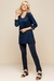 Modelo usando blusa visco crepe azul marinho com manga 3/4 e calça escura.