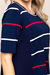Detalhe da blusa de visco com listras coloridas em azul marinho, branca e vermelha, com mangas curtas, feminina de verão