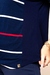 Detalhe da blusa visco com listras, destacando as cores azul marinho, branco e vermelho, e um detalhe metálico na barra.