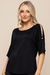Modelo vestindo blusa visco crepe preta com detalhes de fenda no ombro com botão, e mangas curtas.