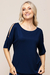 Blusa feminina de verão visco crepe azul claro com detalhes de fenda no ombro com botão, e mangas curtas.