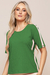 Blusa canelada feminina de verão cor verde com destaque para uma tira com botão dourado aplicados na manga.