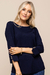 Blusa feminina verão 2025 de visco azul marinho com mangas 3/4 e detalhes em botões aplicados no punho.