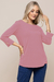 Blusa feminina verão 2025 de visco rosa com mangas 3/4 e detalhes em botões aplicados no punho.
