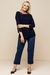 Look elegante e confortável feminino de verão blusa de visco azul marinho com detalhes em botões, combinada com calças azul escuro e sapatos pretos.