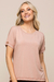 Blusa feminina viscolycra de manga curta na cor bege, com destaque para botão dourado aplicado na manga. Coleção Verão 2025