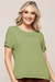 Blusa feminina viscolycra de manga curta na cor verde, com destaque para botão dourado aplicado na manga. Coleção Verão 2025
