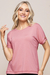 Blusa feminina viscolycra de manga curta na cor rosa, com destaque para botão dourado aplicado na manga. Coleção Verão 2025