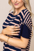 Blusa de verão listrada azul marinho com bege e detalhe de rebite dourado aplicado