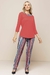 Conjunto feminino de verão. Blusa na cor coral e calça estampada nas cores marinho, vermelho e off white, em tecido leve de visco crepe.