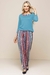 Conjunto feminino de verão. Blusa azul claro com detalhes no decote e calça estampada combinando com a blusa. Todo em tecido leve de visco crepe.