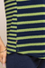 Detalhe da regata visco listrada nas cores verde e azul marinho, mostrando o acabamento lateral e um botão decorativo.