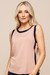 Regata feminina em tom bege com detalhes em azul marinho, ideal para looks casuais.