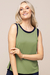 Regata feminina em tom verde com detalhes em azul marinho, ideal para looks casuais.