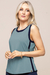 Regata feminina em tom azul claro com detalhes em azul marinho, ideal para looks casuais.
