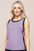 Regata feminina em tom lilás com detalhes em azul marinho, ideal para looks casuais.