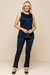 Regata visco crepe azul marinho com botões laterais combinada com calça azul marinho em um look clássico e elegante.