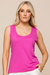 Regata Visco Crepe rosa, com decote redondo e alças largas, modelagem confortável.