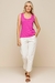Regata rosa de visco crepe combinada com calças claras de linho, em um look elegante, confortável e moderno de verão.