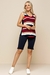 Modelo usando regata visco listrada em vermelho, marinho e bege, combinada com bermuda marinho, um look casual e confortável para o verão.