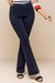Calça flare bodycon na cor azul marinho, com detalhe de cós infinito na cintura e corte justo até os joelhos, abrindo em uma perna larga.