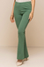 Calça flare bodycon na cor verde, com detalhe de cós infinito na cintura e corte justo até os joelhos, abrindo em uma perna larga.
