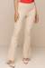 Calça flare bodycon na cor cru, com detalhe de cós infinito na cintura e corte justo até os joelhos, abrindo em uma perna larga.