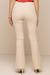 Calça flare bodycon em tom bege, vista de costas, destacando o caimento e o detalhe da barra.