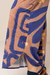 Pantacourt Wave Estampada com estampa em tons de azul e marrom, destacando detalhes de fenda na lateral.