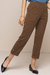 Calça Capri feminina Jacquard Linho em tom marrom, com detalhe de botão na bainha e bolso lateral, a barra é dobrada estilo italiana