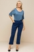 Modelo feminina usando calças capri jacquard de linho na cor azul marinho, combinada com blusa azul claro, um look alegre e confortável.