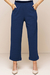 Calça Capri feminina de Jacquard em linho azul, com bolso e bainha dobrada, ideal para looks casuais.