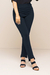 Calça bodycon preta com detalhes em fenda na barra, ideal para compor looks elegantes.