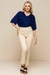 Modelo feminina exibindo calça bodycon bege, combinada com blusa azul listrada e sandálias de tiras.