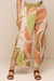 Pantacourt Estampada de verão com estampas coloridas em tons de verde e laranja, modelo fashion para mulheres.