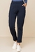 Calça jogger thermo na cor azul marinho, com barra italiana e bolsos na frente. Peça coringa La Thereza.