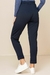 Calça jogger termo na cor azul escuro, vista de costas, com barra italiana e detalhes de ajuste na parte inferior.
